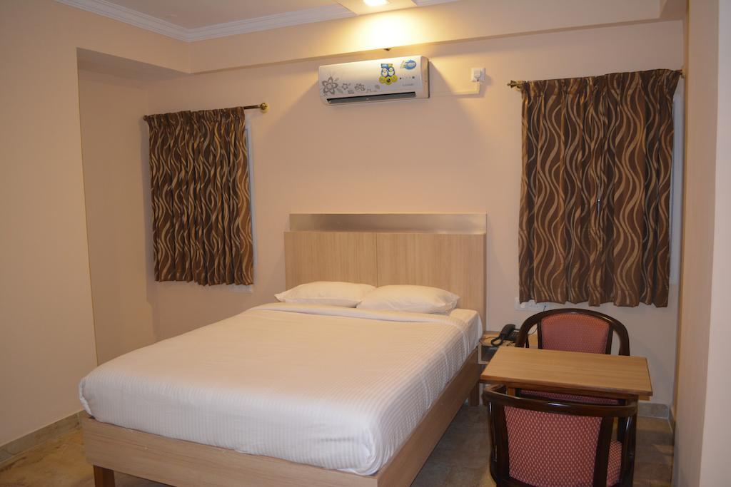 Hotel Royal Opera Bangalore Chambre photo